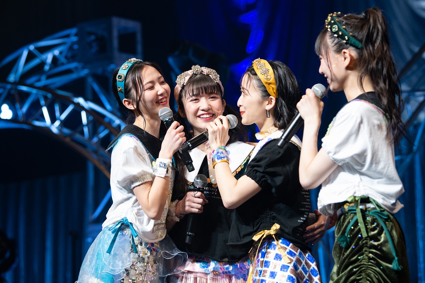 抱き合う女子流。