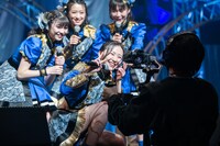 カメラに向かってアピールする山邊未夢。