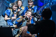 カメラに向かってアピールする山邊未夢。