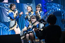 カメラに向かってアピールする新井ひとみ。