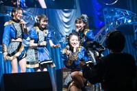 カメラに向かってアピールする中江友梨。