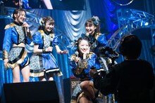 カメラに向かってアピールする中江友梨。