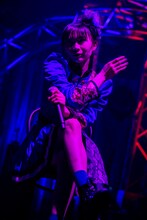 椅子を使ったパフォーマンスを披露する庄司芽生。