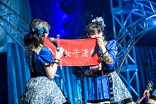 タオルが庄司芽生の家の匂いがする、という新井ひとみ（左）の言葉を受けて確認する庄司芽生（右）。