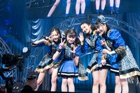 生配信の視聴者にアピールする東京女子流。