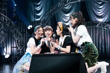 髪飾りが絡み合ってしまった山邊未夢（左端）と新井ひとみ（右から2番目）。