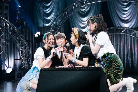 髪飾りが絡み合ってしまった山邊未夢（左端）と新井ひとみ（右から2番目）。