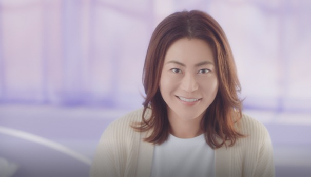 「SIMIUS」新テレビCM「自分らしい肌を、シミウスで叶える編」のワンシーン。