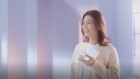 「SIMIUS」新テレビCM「自分らしい肌を、シミウスで叶える編」のワンシーン。