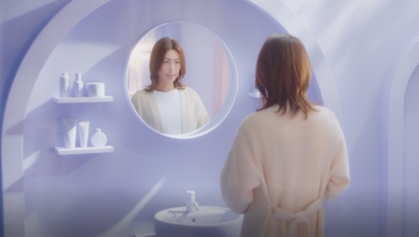 「SIMIUS」新テレビCM「自分らしい肌を、シミウスで叶える編」のワンシーン。