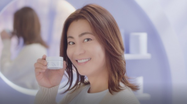 「SIMIUS」新テレビCM「自分らしい肌を、シミウスで叶える編」のワンシーン。