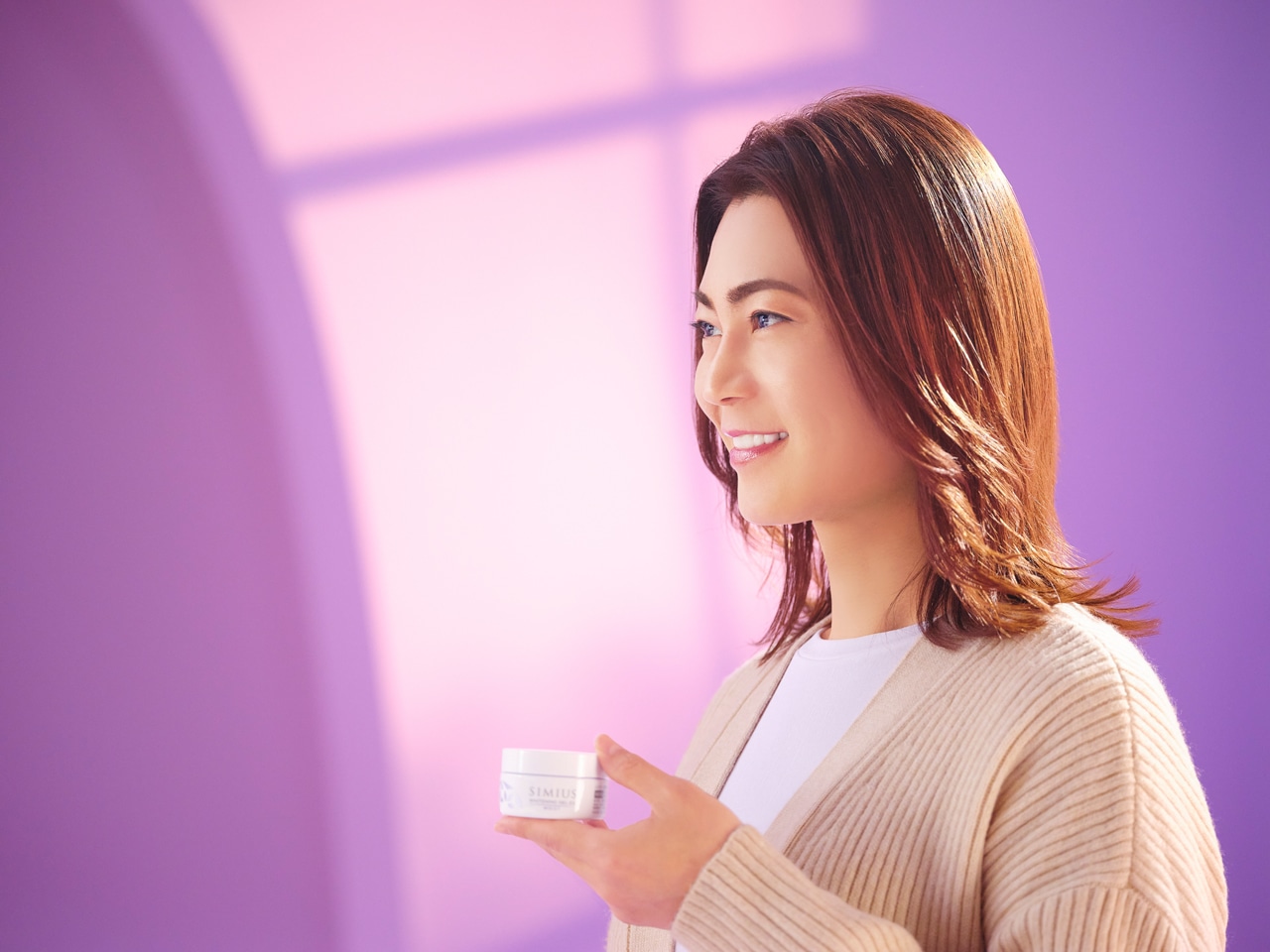 「SIMIUS」新テレビCM「自分らしい肌を、シミウスで叶える編」撮影中の氷川きよし。