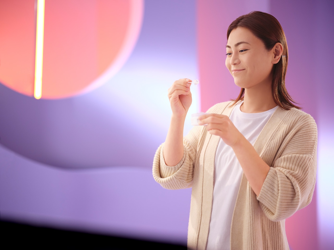 「SIMIUS」新テレビCM「自分らしい肌を、シミウスで叶える編」撮影中の氷川きよし。