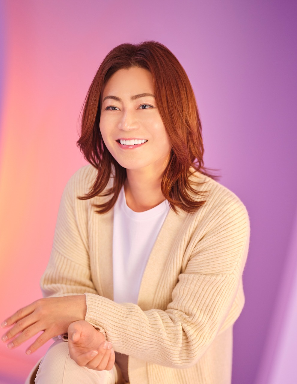 「SIMIUS」新テレビCM「自分らしい肌を、シミウスで叶える編」撮影中の氷川きよし。