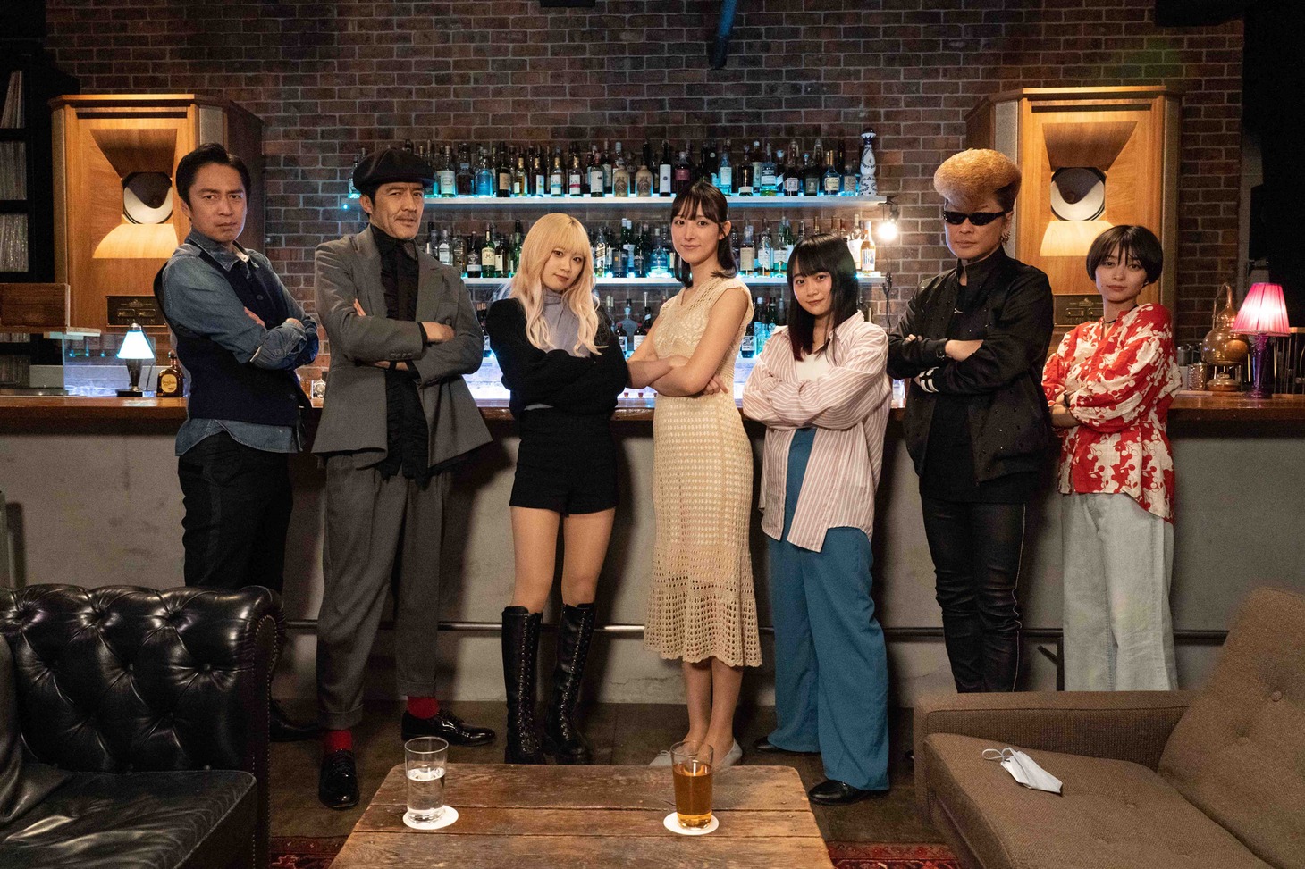 「渋谷先生がだいたい教えてくれる」第6話出演者の集合写真。