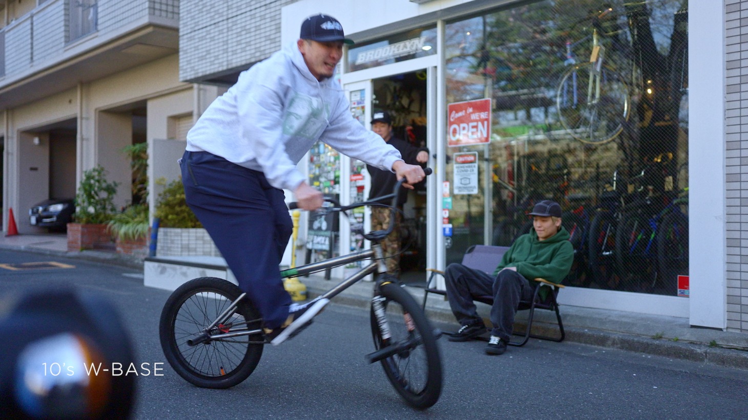 「NEXT HI-FIVE」より。