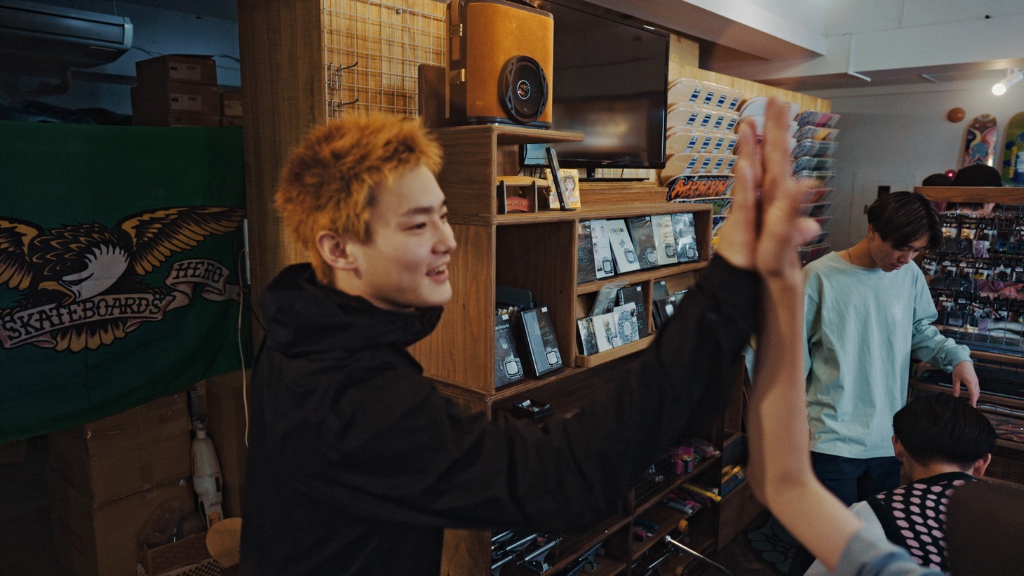 「NEXT HI-FIVE」より。