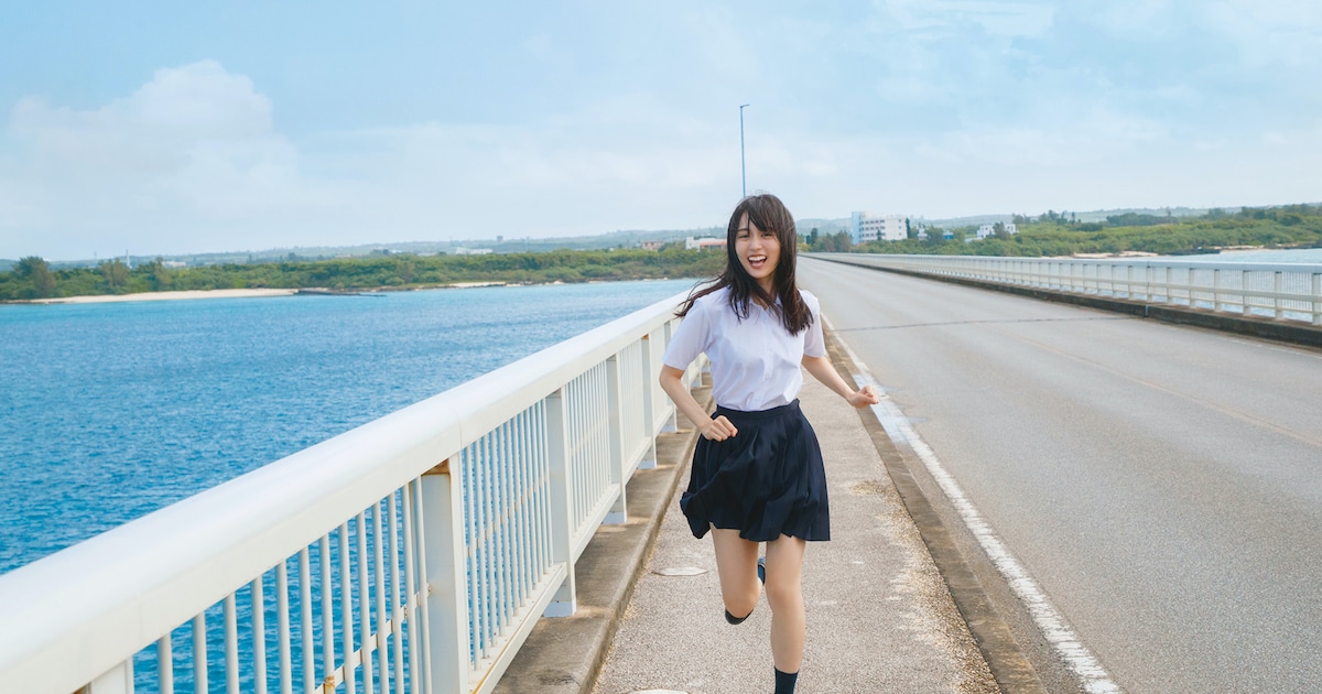 乃木坂46賀喜遥香、制服姿で全力疾走！宮古島と来間島を結ぶ全長1690m