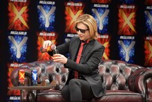 「リアルゴールド X」をグラスに注ぐYOSHIKI（X JAPAN）。