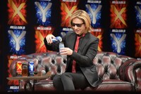 「リアルゴールド Y」をグラスに注ぐYOSHIKI（X JAPAN）。