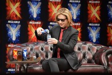 「リアルゴールド Y」をグラスに注ぐYOSHIKI（X JAPAN）。