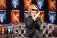 Xポーズを取るYOSHIKI（X JAPAN）。