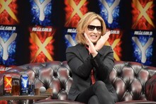 Xポーズを取るYOSHIKI（X JAPAN）。