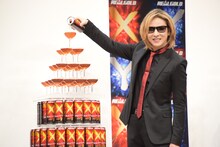 「リアルゴールド X」のグラスタワーセレモニーを行うYOSHIKI（X JAPAN）。