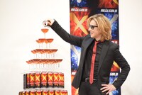「リアルゴールド X」のグラスタワーセレモニーを行うYOSHIKI（X JAPAN）。