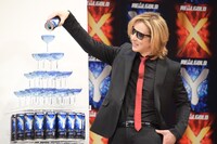 「リアルゴールド Y」のグラスタワーセレモニーを行うYOSHIKI（X JAPAN）。
