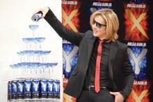 「リアルゴールド Y」のグラスタワーセレモニーを行うYOSHIKI（X JAPAN）。