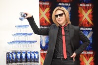 「リアルゴールド Y」のグラスタワーセレモニーを行うYOSHIKI（X JAPAN）。