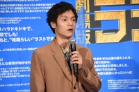 「劇場版ラジエーションハウス」を13回観たという観客を見つけて驚く窪田正孝。