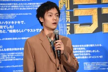 「劇場版ラジエーションハウス」を13回観たという観客を見つけて驚く窪田正孝。