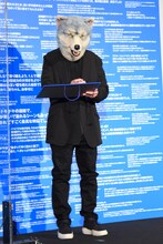 筆談するKamikaze Boy（MAN WITH A MISSION）。