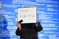 筆談するKamikaze Boy（MAN WITH A MISSION）。