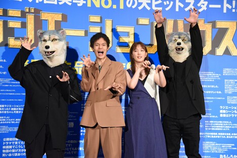 左からJean-Ken Johnny（MAN WITH A MISSION）、窪田正孝、本田翼、Kamikaze Boy（MAN WITH A MISSION）。