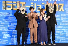 左からJean-Ken Johnny（MAN WITH A MISSION）、窪田正孝、本田翼、Kamikaze Boy（MAN WITH A MISSION）。