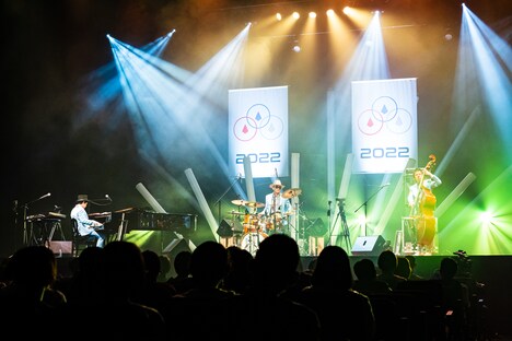 「H ZETTRIO LIVE 2022 こどもの日SP -虹に吠えろ！-」 の様子。（Photo by Yuta Ito）