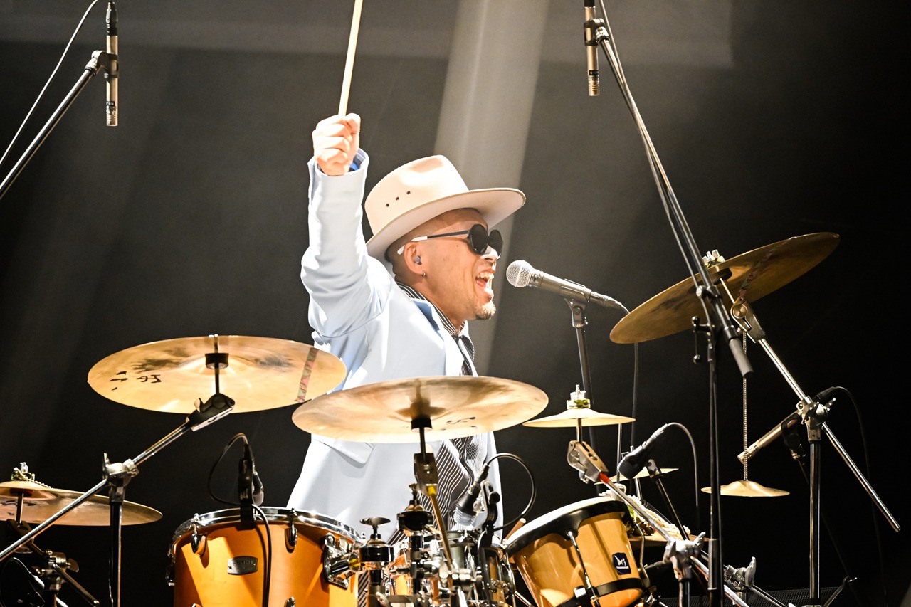 H ZETT KOU（Dr）（Photo by Yuta Ito）