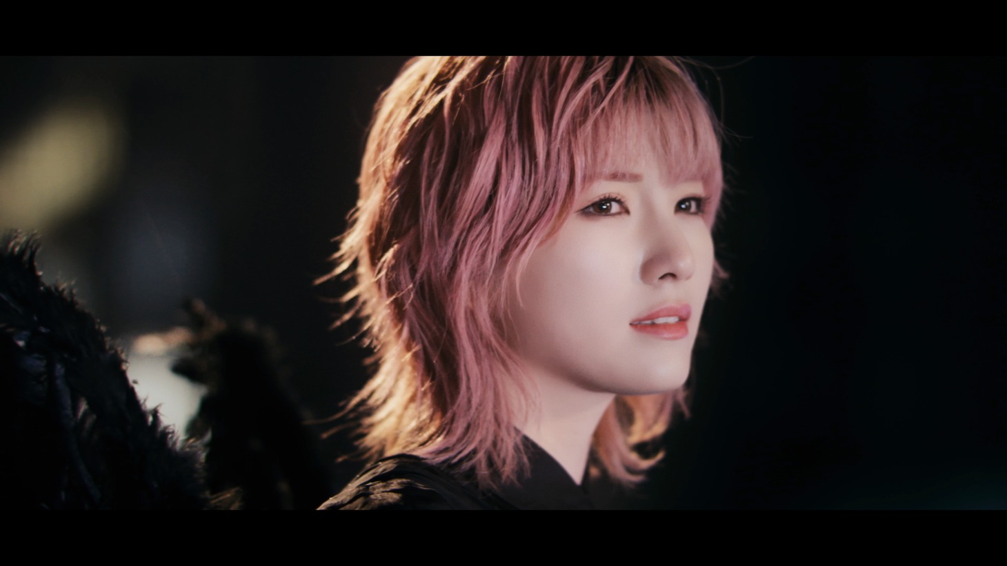 岡田奈々「壊さなきゃいけないもの」ミュージックビデオより。(c)AKB48/キングレコード