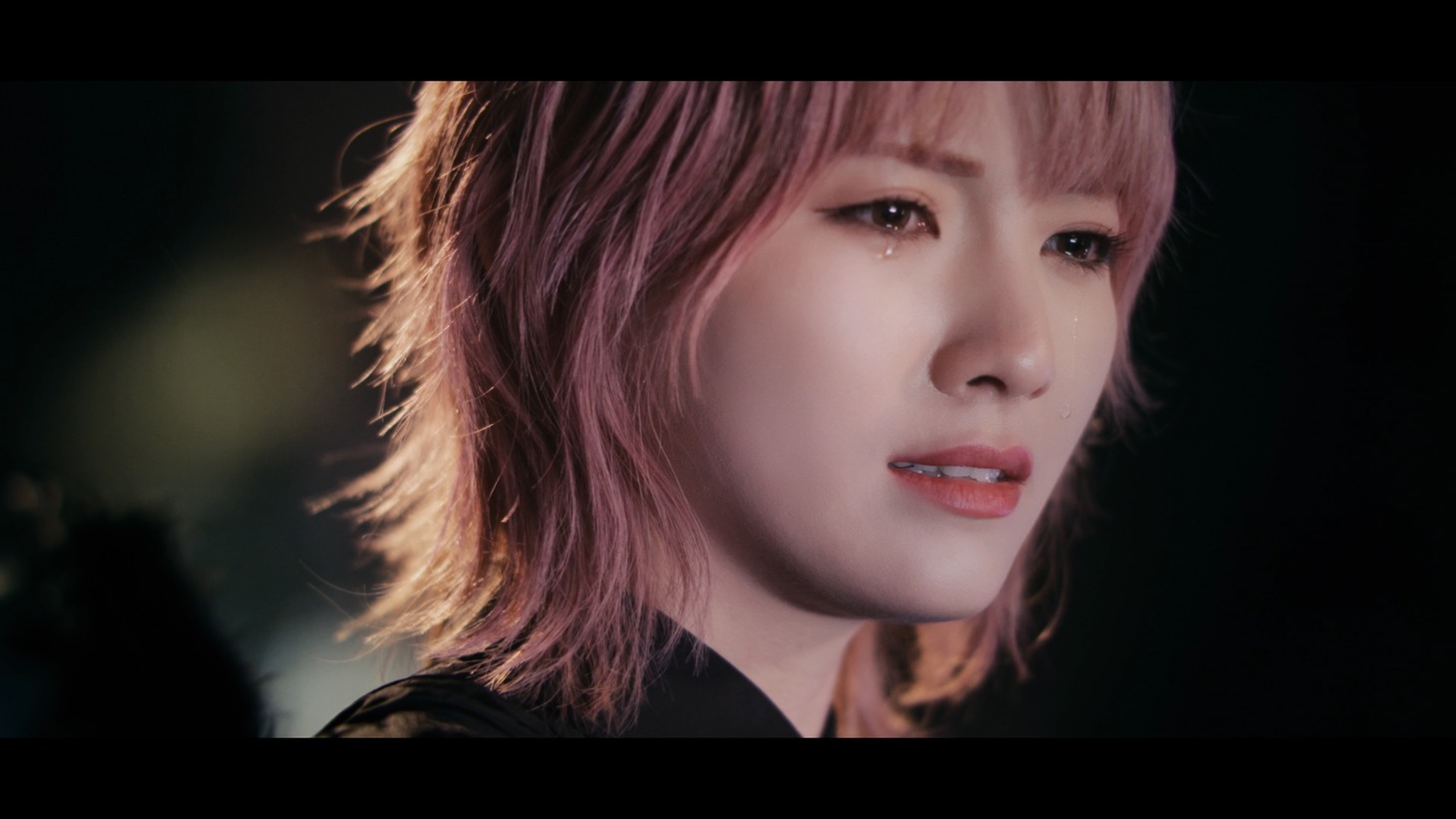 岡田奈々「壊さなきゃいけないもの」ミュージックビデオより。(c)AKB48/キングレコード