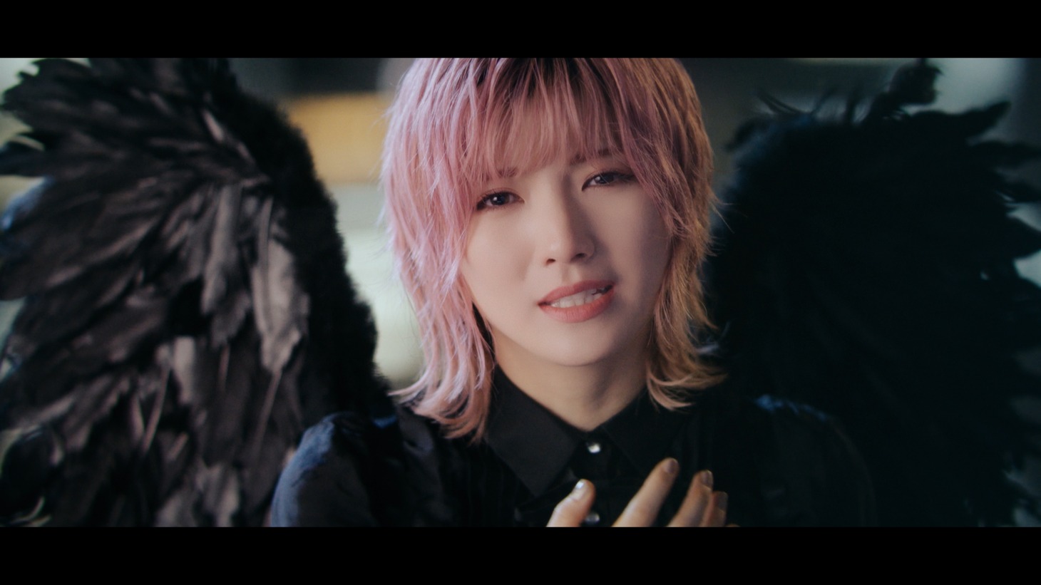 岡田奈々「壊さなきゃいけないもの」ミュージックビデオより。(c)AKB48/キングレコード