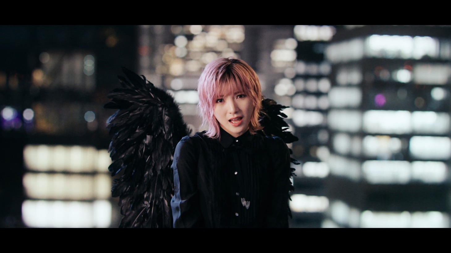 岡田奈々「壊さなきゃいけないもの」ミュージックビデオより。(c)AKB48/キングレコード