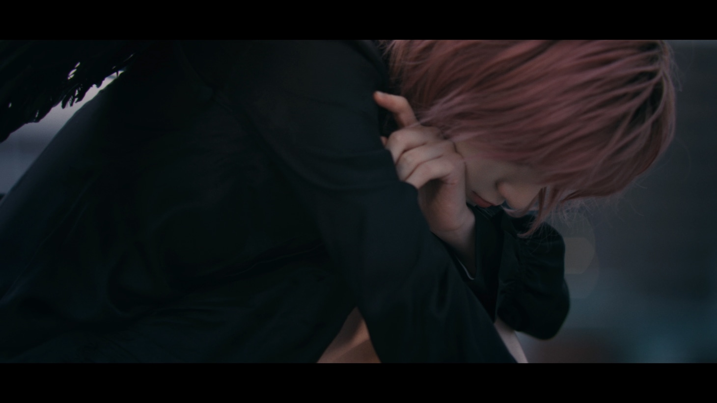 岡田奈々「壊さなきゃいけないもの」ミュージックビデオより。(c)AKB48/キングレコード