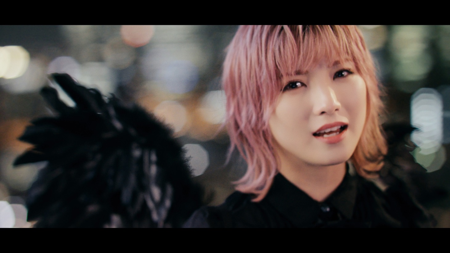 岡田奈々「壊さなきゃいけないもの」ミュージックビデオより。(c)AKB48/キングレコード