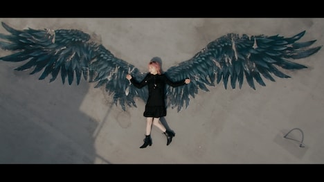 岡田奈々「壊さなきゃいけないもの」ミュージックビデオより。(c)AKB48/キングレコード