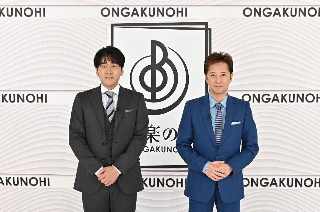 左から安住紳一郎アナウンサー、中居正広。(c)TBS