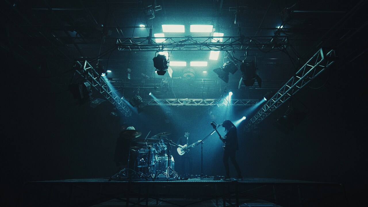 凛として時雨「竜巻いて鮮脳」をバレットタイム駆使した映像で表現