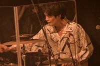 平井辰典（Dr）（Photo by Yusuke Satou）